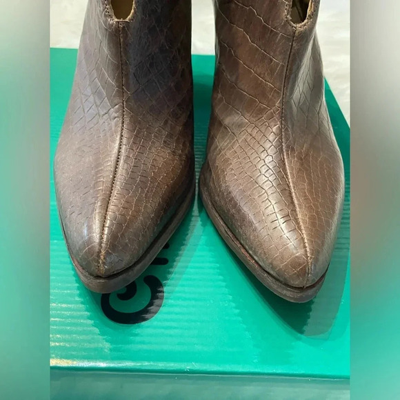 CHOCOLAT BLU Brenna Bootie In Brown Crocodile
Leather Size 36 US size 6 NWB - Picture 9 of 15